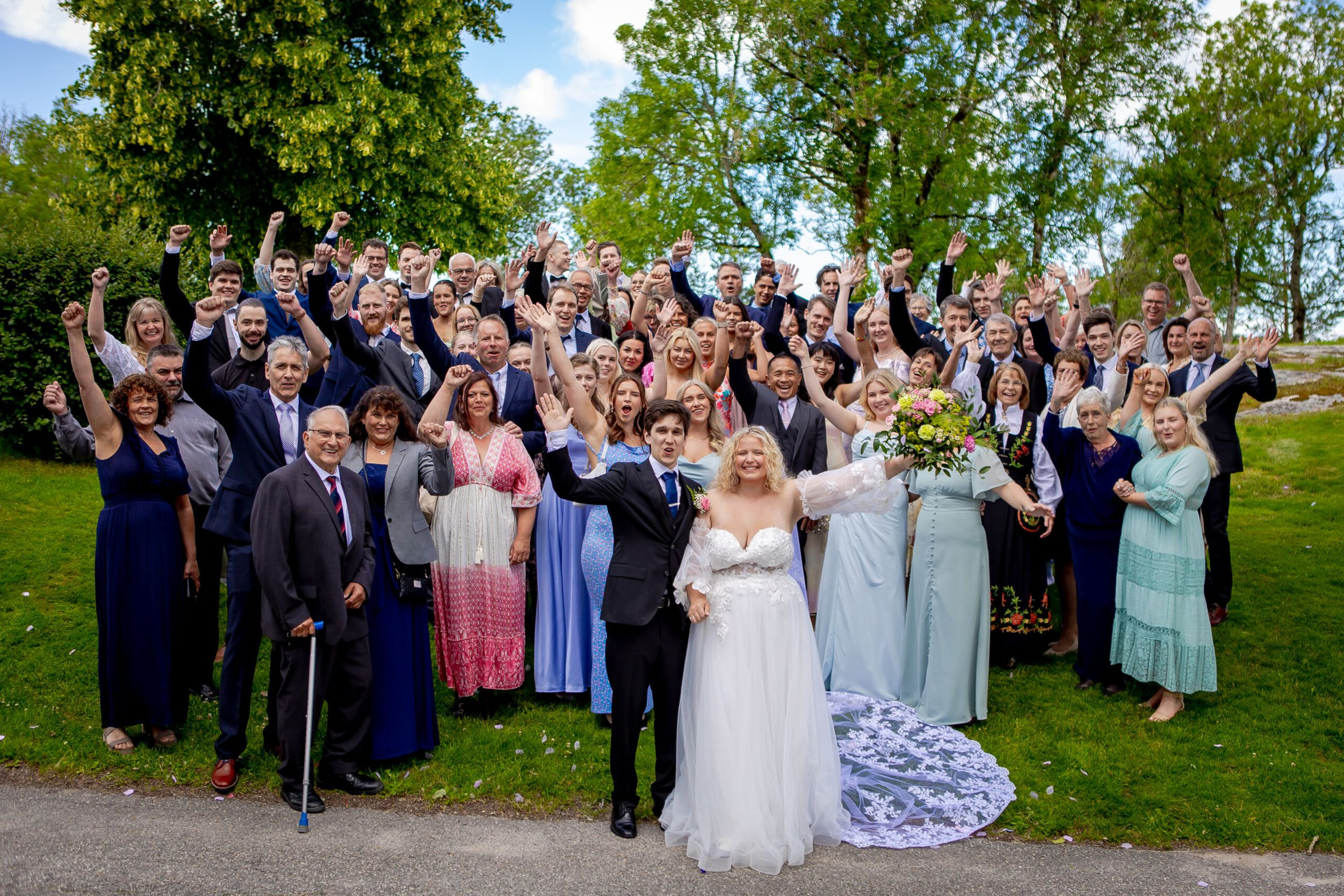 Bryllupsfotograf Halden – brudepar i naturen