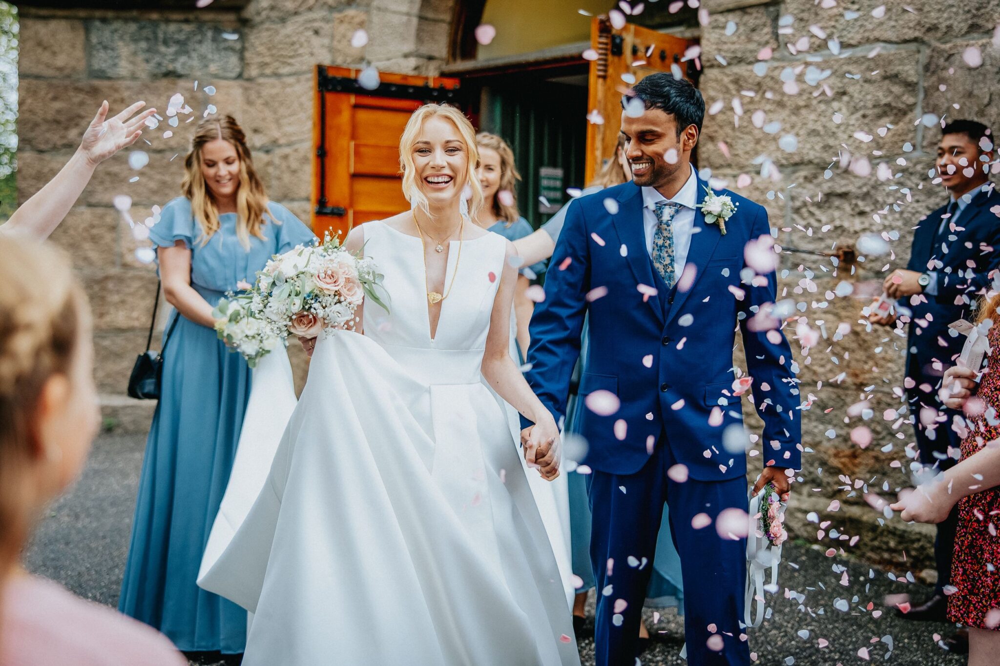 Bryllupsfotografering i Hafslundparken og vielse i Tune Kirke før festen var i Oslo