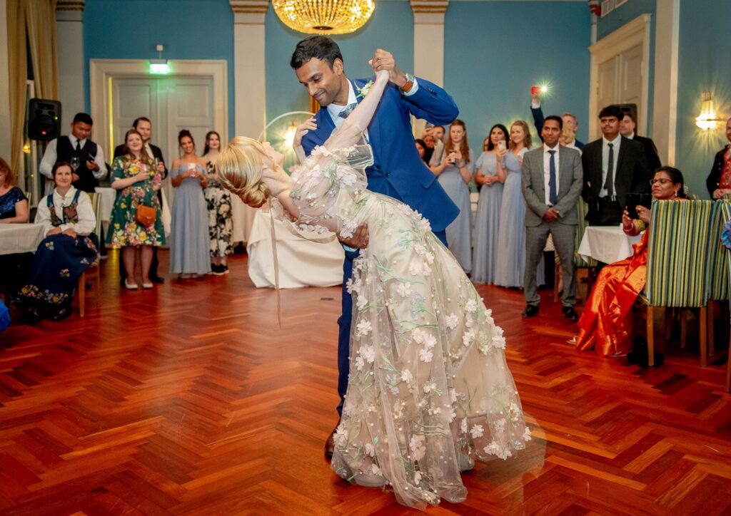 Bryllupsfotografering i Hafslundparken og vielse i Tune Kirke før festen var i Oslo