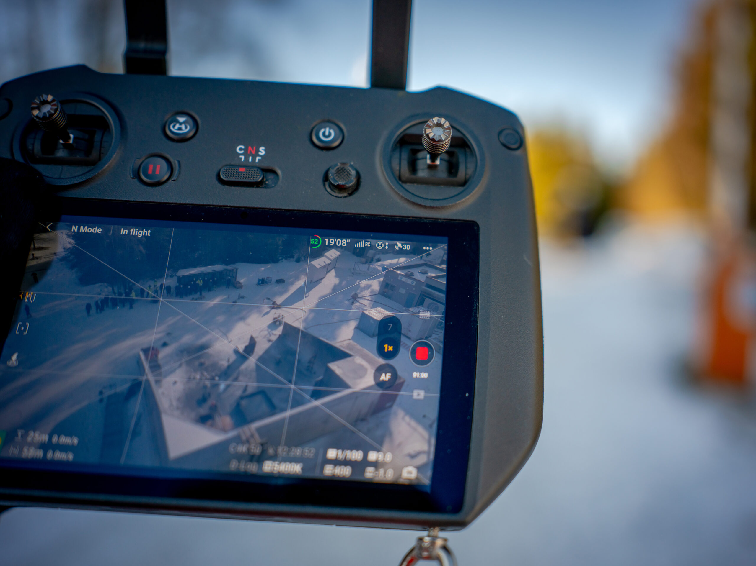 Dronekontroller viser flyfoto under videoproduksjon for Batteriretur
