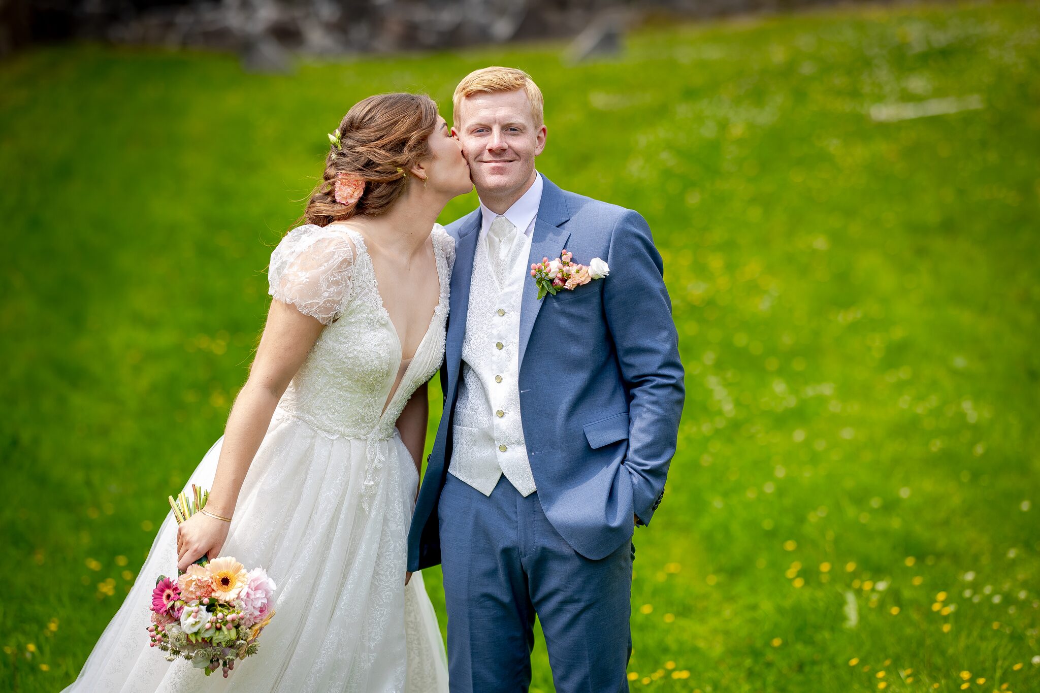 Bryllupsfotograf Østfold – bruden kysser brudgommen