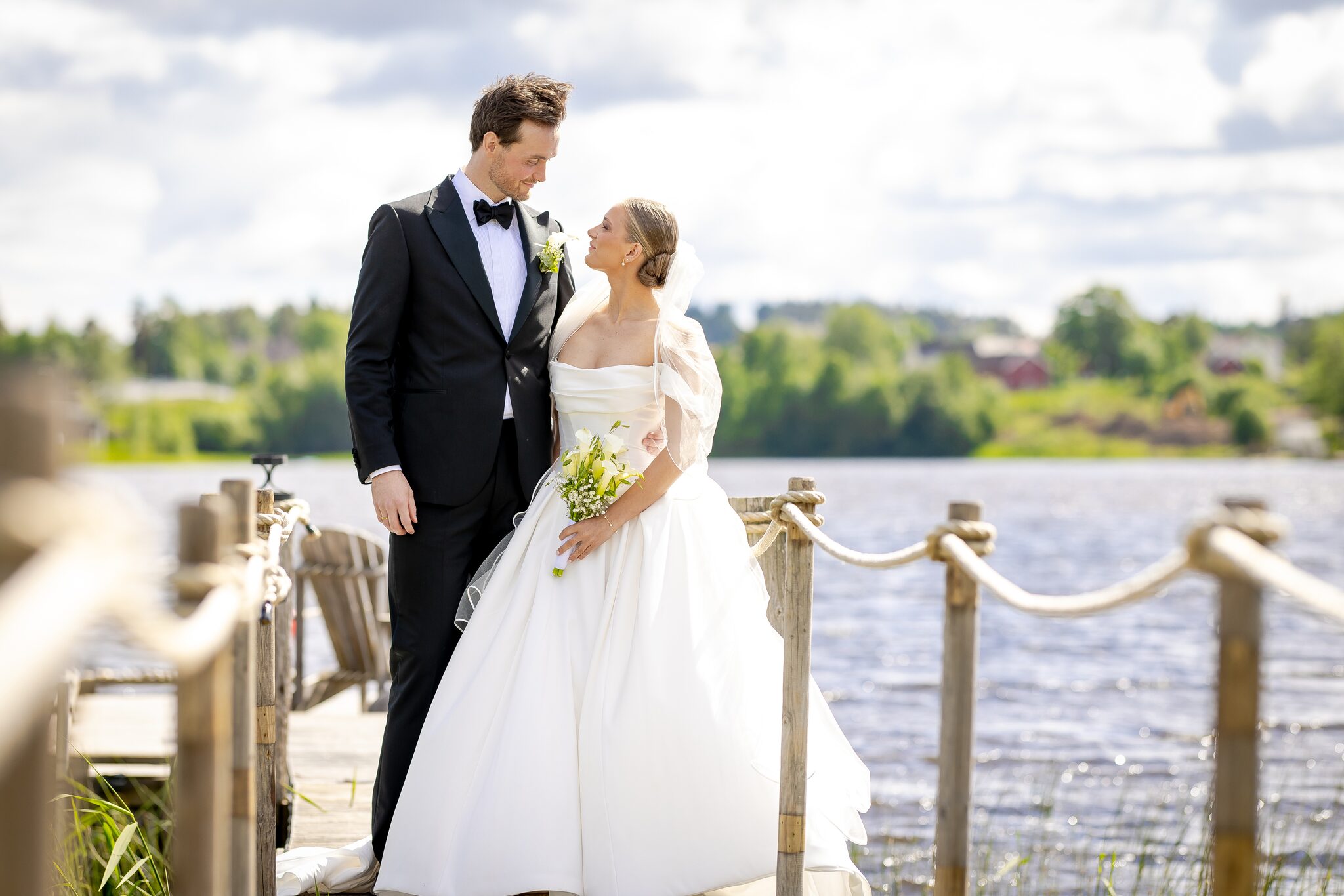 Bryllupsfotograf Østfold – brudepar på brygge ved vannet