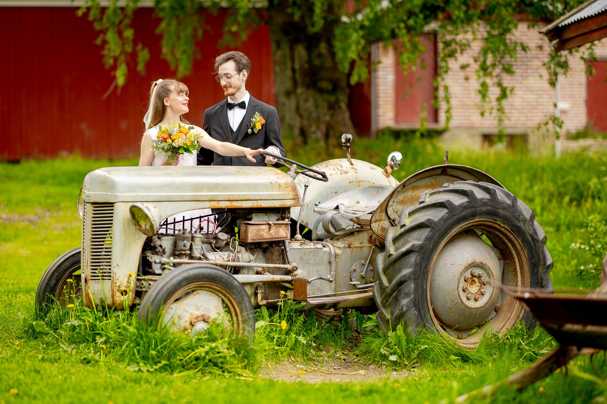 Bryllupsfotograf Østfold – brudepar med veterantraktor