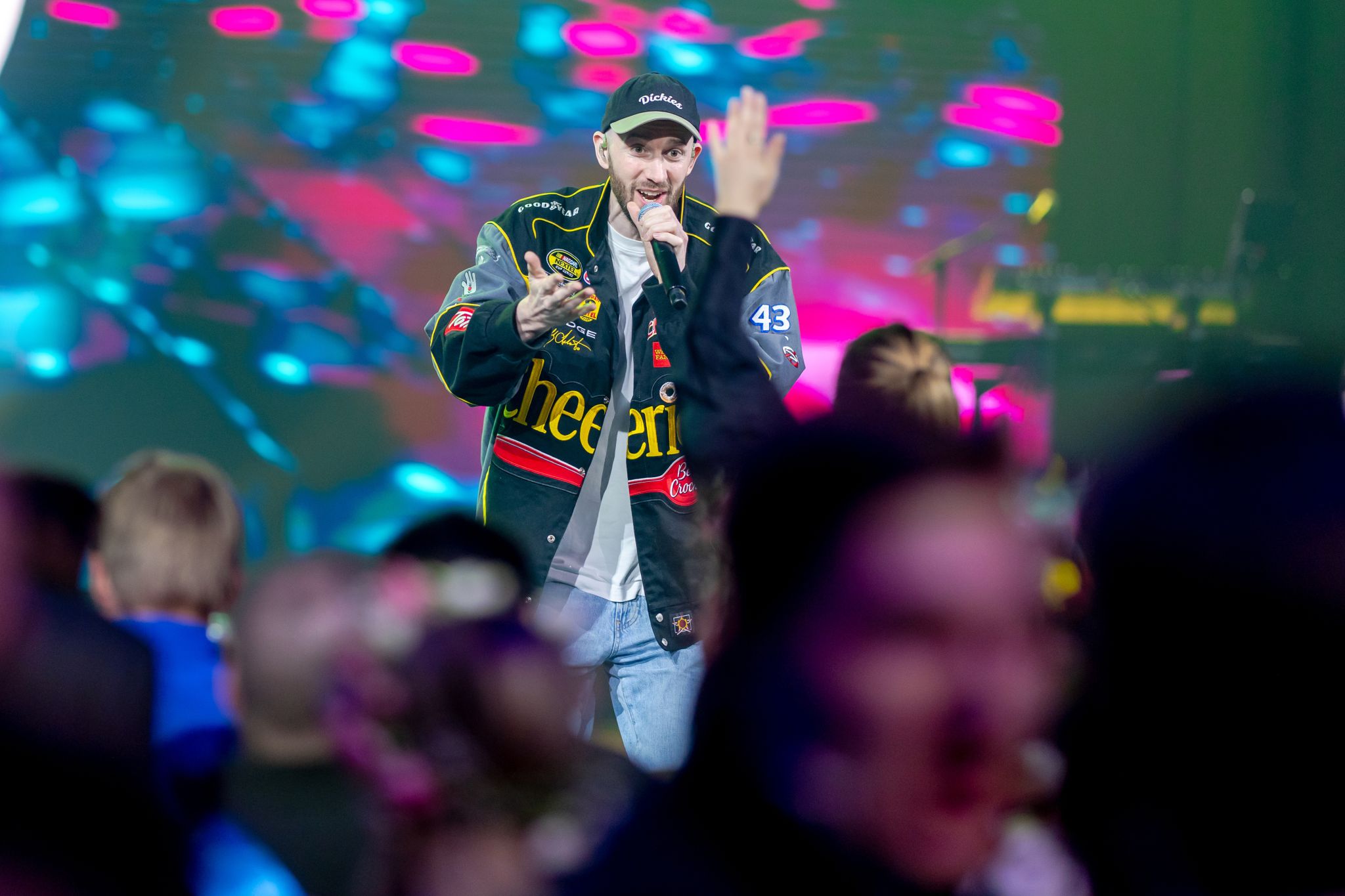 Artist på scenen under kveldsshowet på Rema 1000 regionshow i Moss
