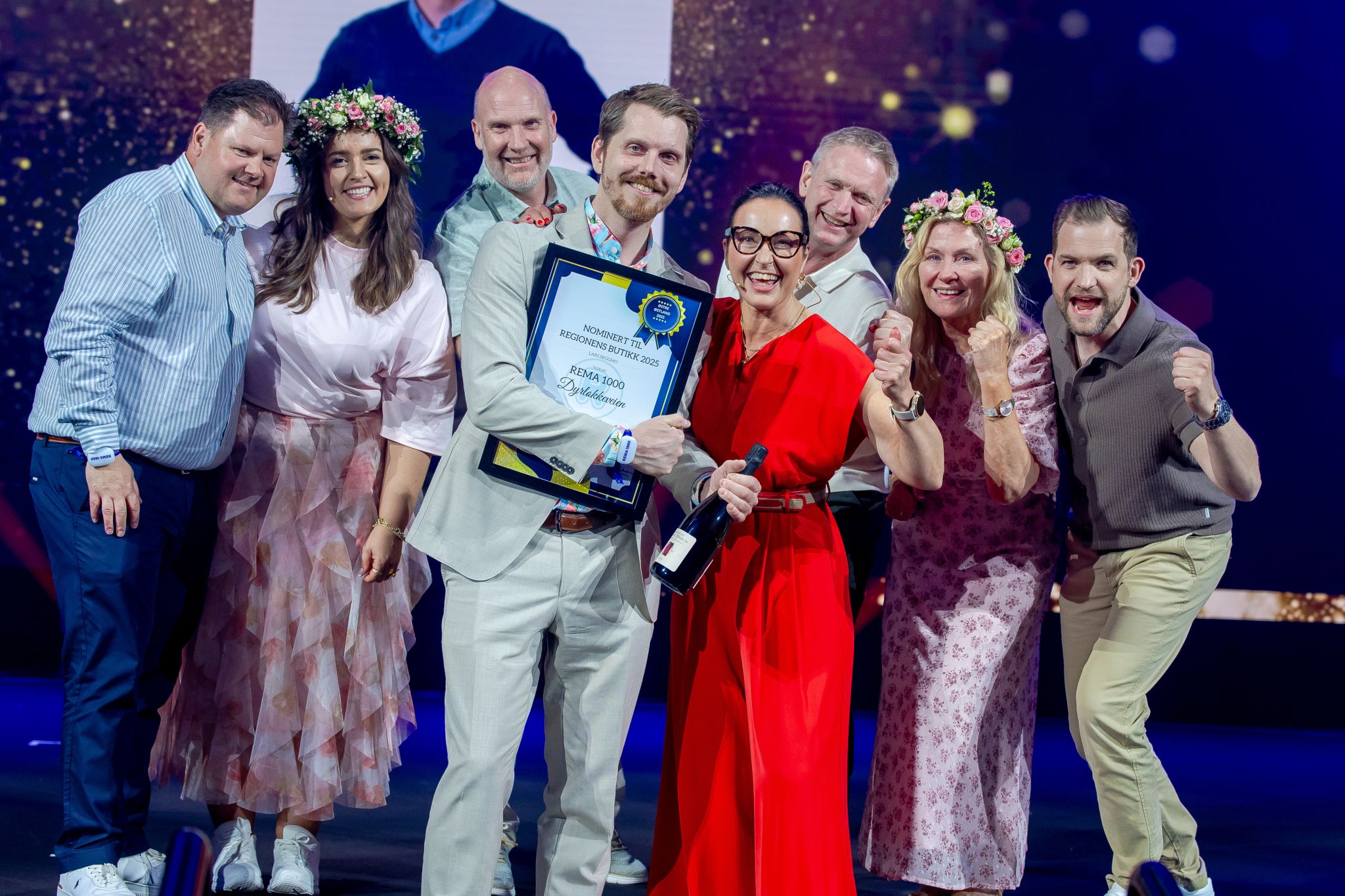 Prisvinnere feirer på scenen under Rema 1000 regionshow i Moss
