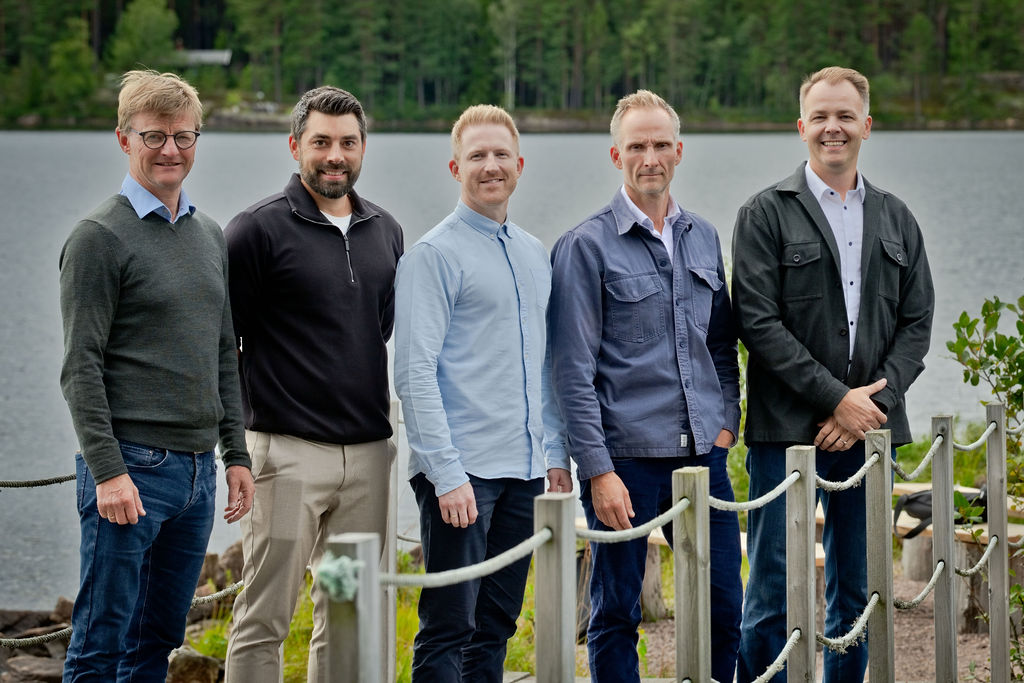 Gruppebilde av ansatte i Carbon Centric ute ved vannet på Rømskog