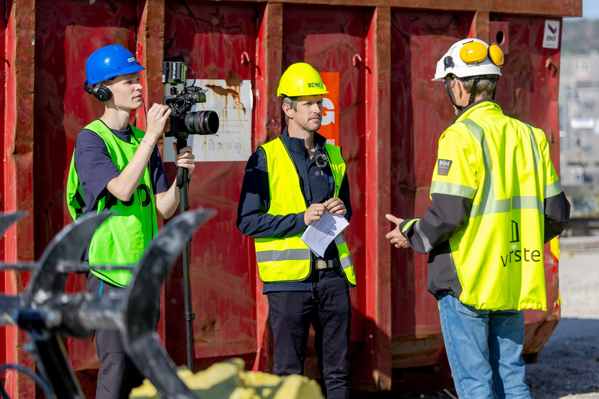 Filmteam under intervjuopptak på industrianlegg i Sarpsborg