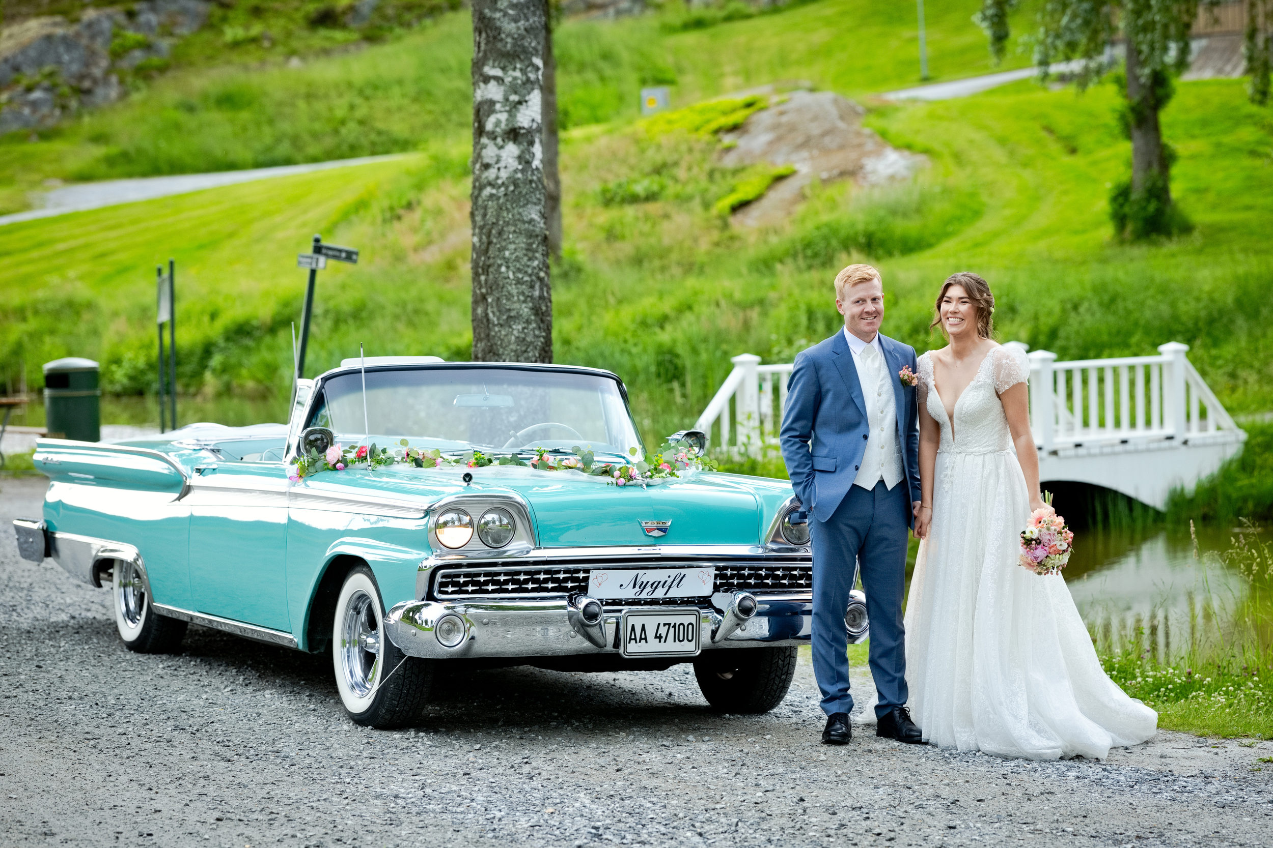 Nygift brudepar med vintage Ford cabriolet i Halden