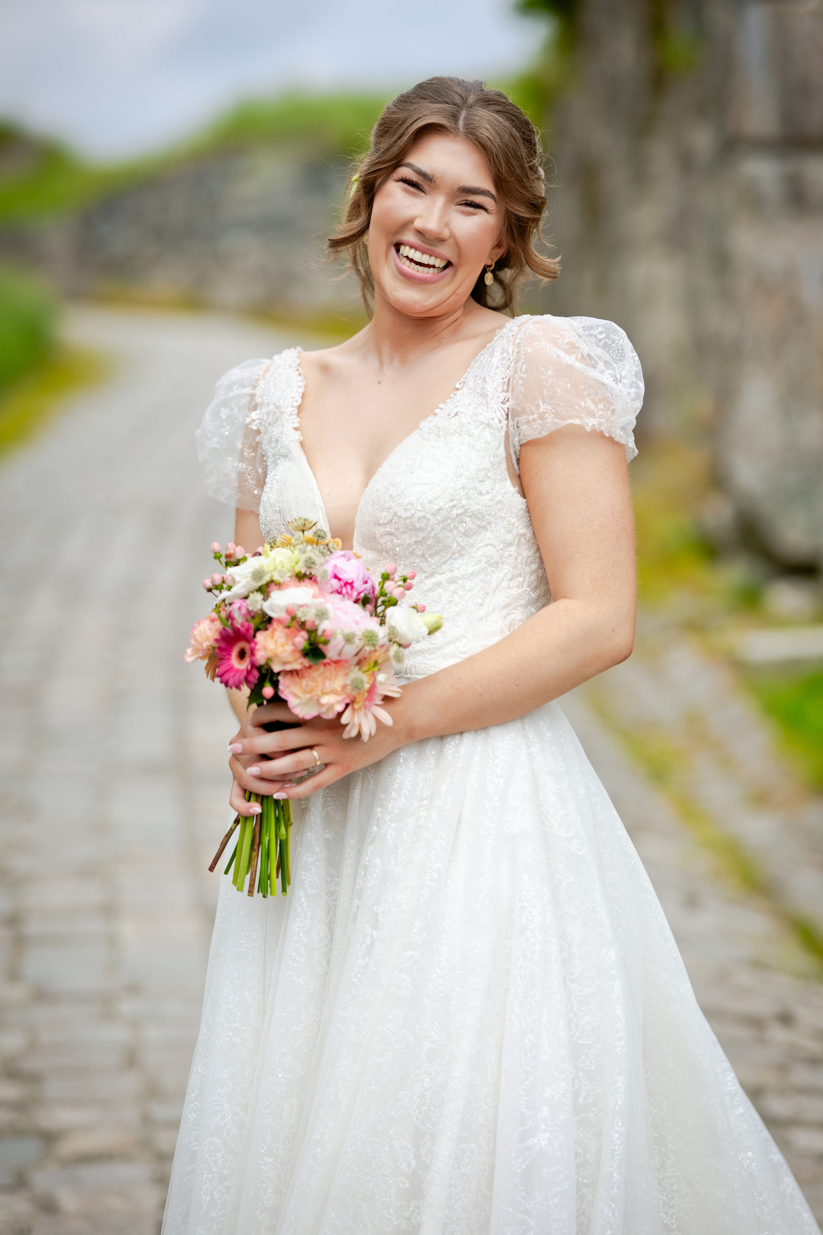 Brudeportrett med blomsterbukett, Fredriksten festning