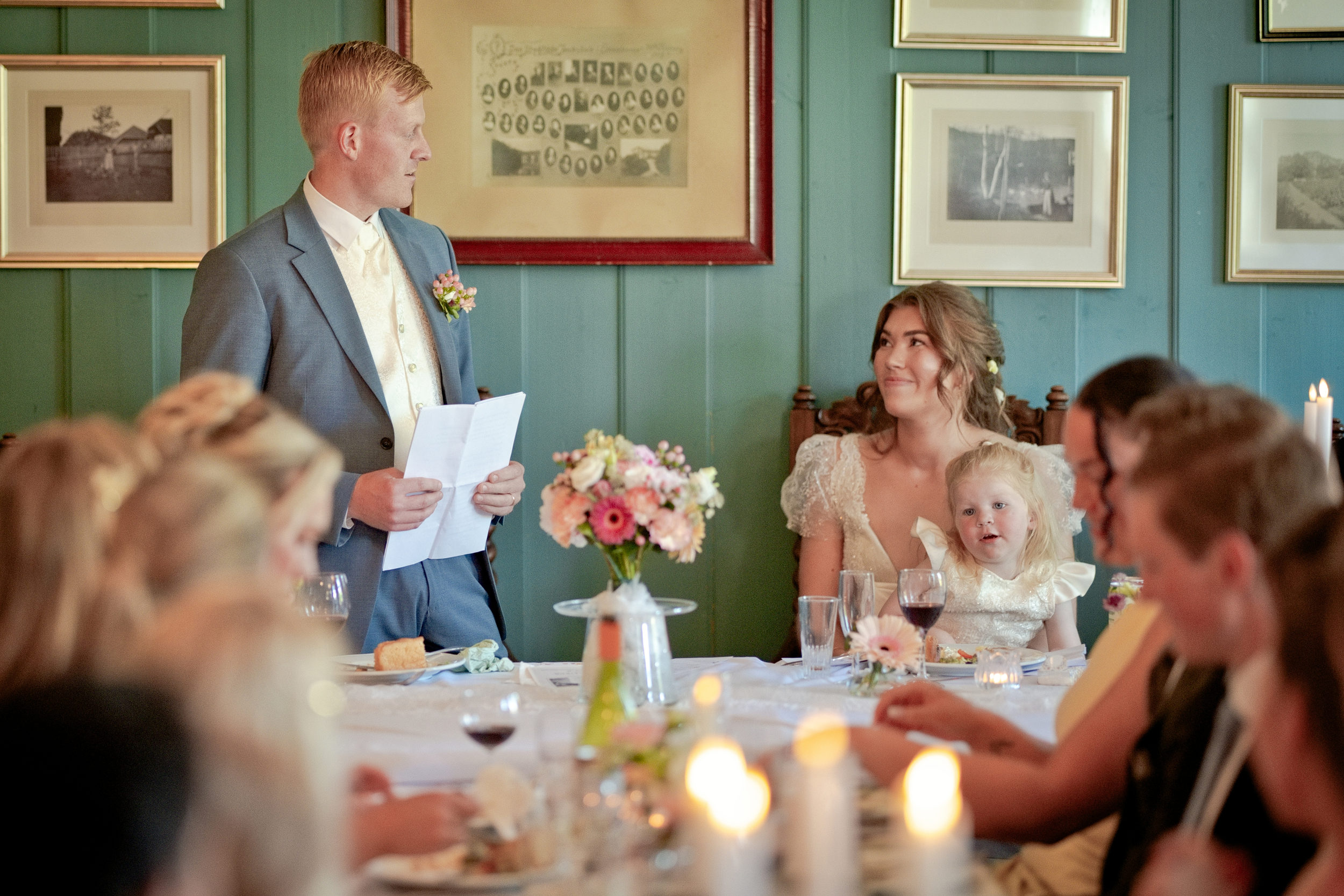 Bryllupsmiddag og tale, bryllupsfotograf Halden Østfold