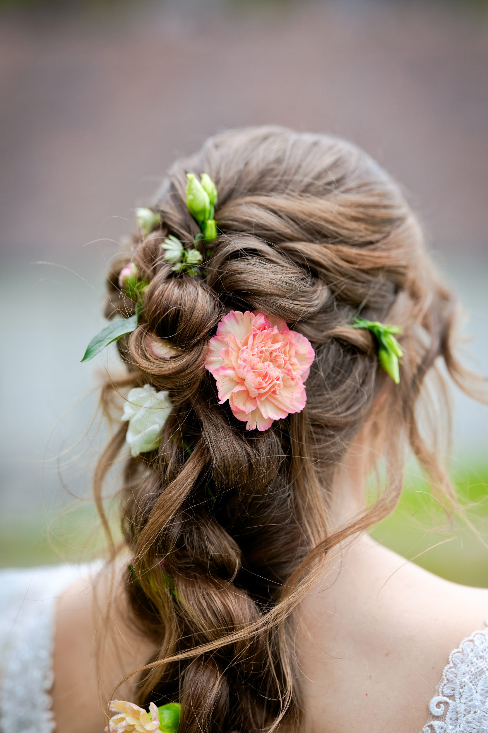 Brudefrisyre med blomster, detaljbilde bryllupsfotograf Østfold