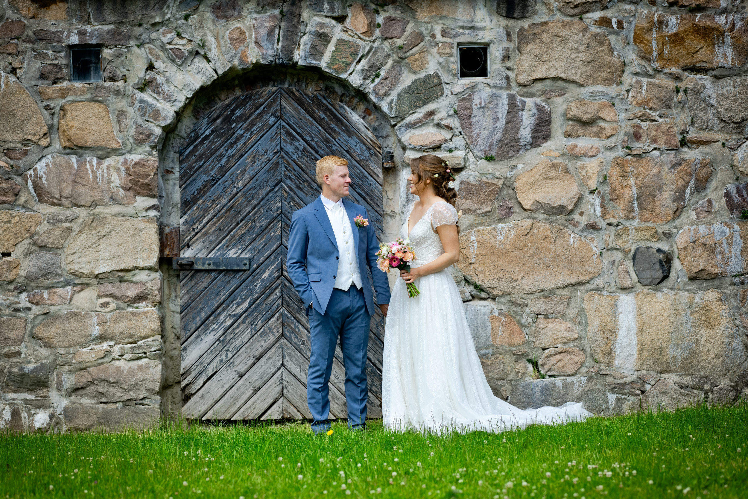 Brudepar foran gammel treport på Fredriksten festning, Østfold