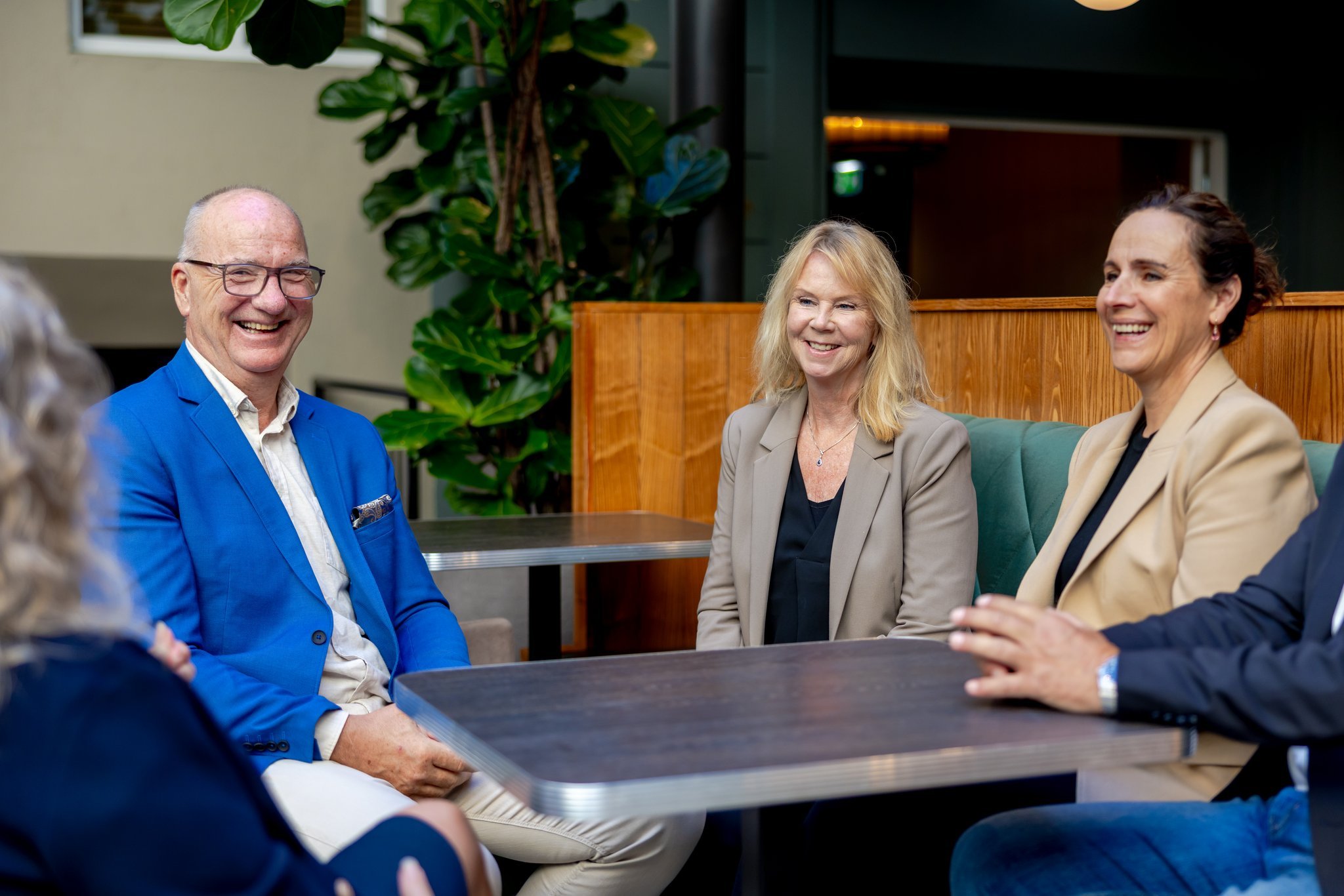 Ansatte i Agile Gruppen i samtale under samling